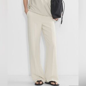 WORN ONCE - Aritzia Limitless Pant - Size 2 - Colour Matte Pearl